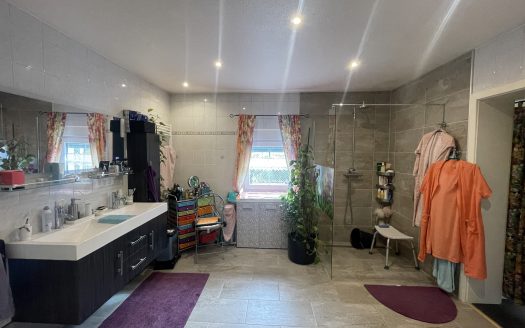 Sehr gut gepflegte 4-Zimmer-Eigentumswohnung – Ein Haus im Haus!