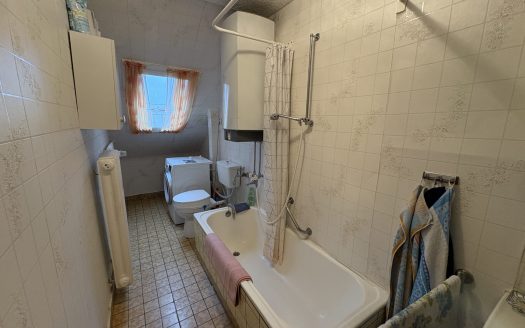 Vier Reihenhäuser mit Potenzial – Sanierungsbedürftiges Mehrfamilienobjekt!