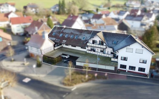 Attraktives Mehrfamilienhaus mit 8 Wohnungen + Werkstatt und Lagerhalle!