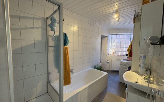 Attraktives Mehrfamilienhaus mit 8 Wohnungen + Werkstatt und Lagerhalle!