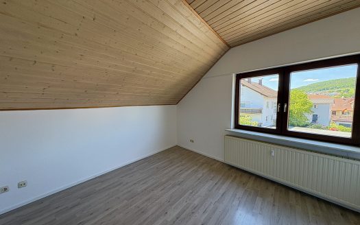 Attraktives Mehrfamilienhaus mit 8 Wohnungen + Werkstatt und Lagerhalle!