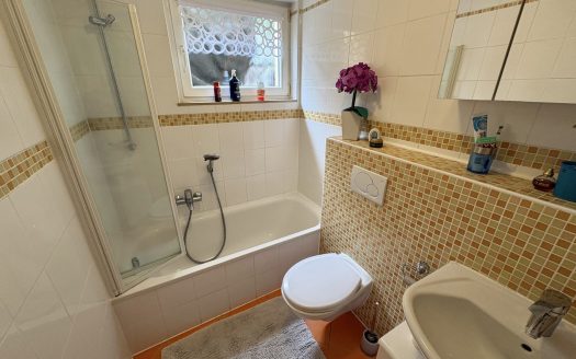 Modernisiertes Einfamilienhaus mit Einliegerwohnung und großem Garten!