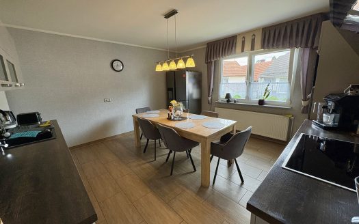 Modernisiertes Einfamilienhaus mit Einliegerwohnung und großem Garten!