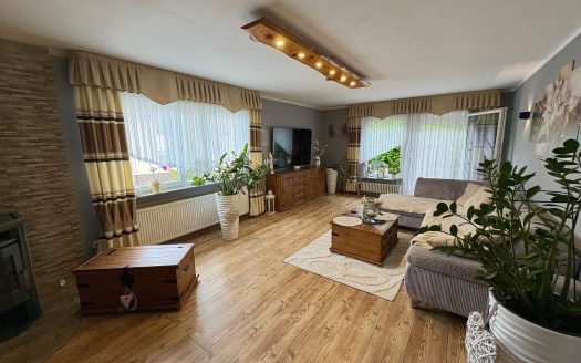 Modernisiertes Einfamilienhaus mit Einliegerwohnung und großem Garten!